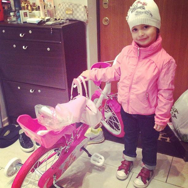 Ксения Бородина купила дочери Марусе розовый велосиед