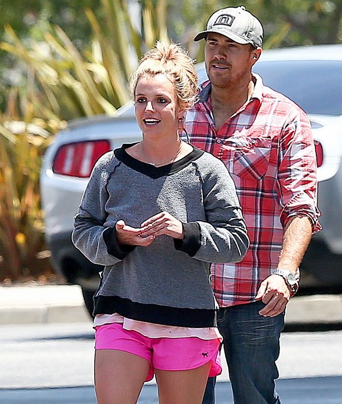 Бритни Спирс на прогулке с бойфрендом
