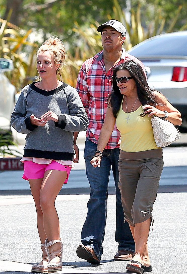 Бритни Спирс на прогулке с бойфрендом