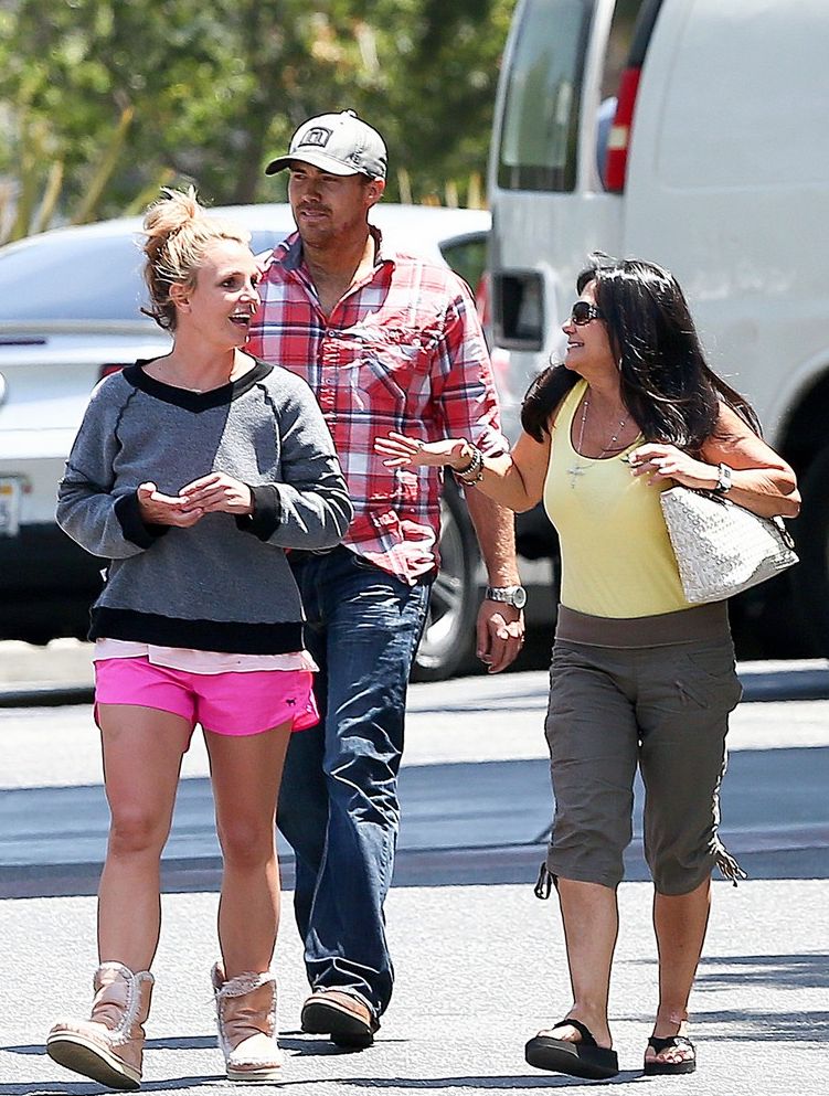 Бритни Спирс на прогулке с бойфрендом