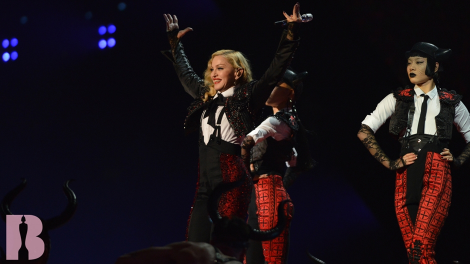 Неприятный инцидент: Мадонна упала на сцене BRIT Awards-2015