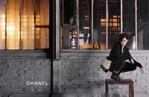 Стильно и женственно: Кристен Стюарт в новой рекламной кампании Chanel