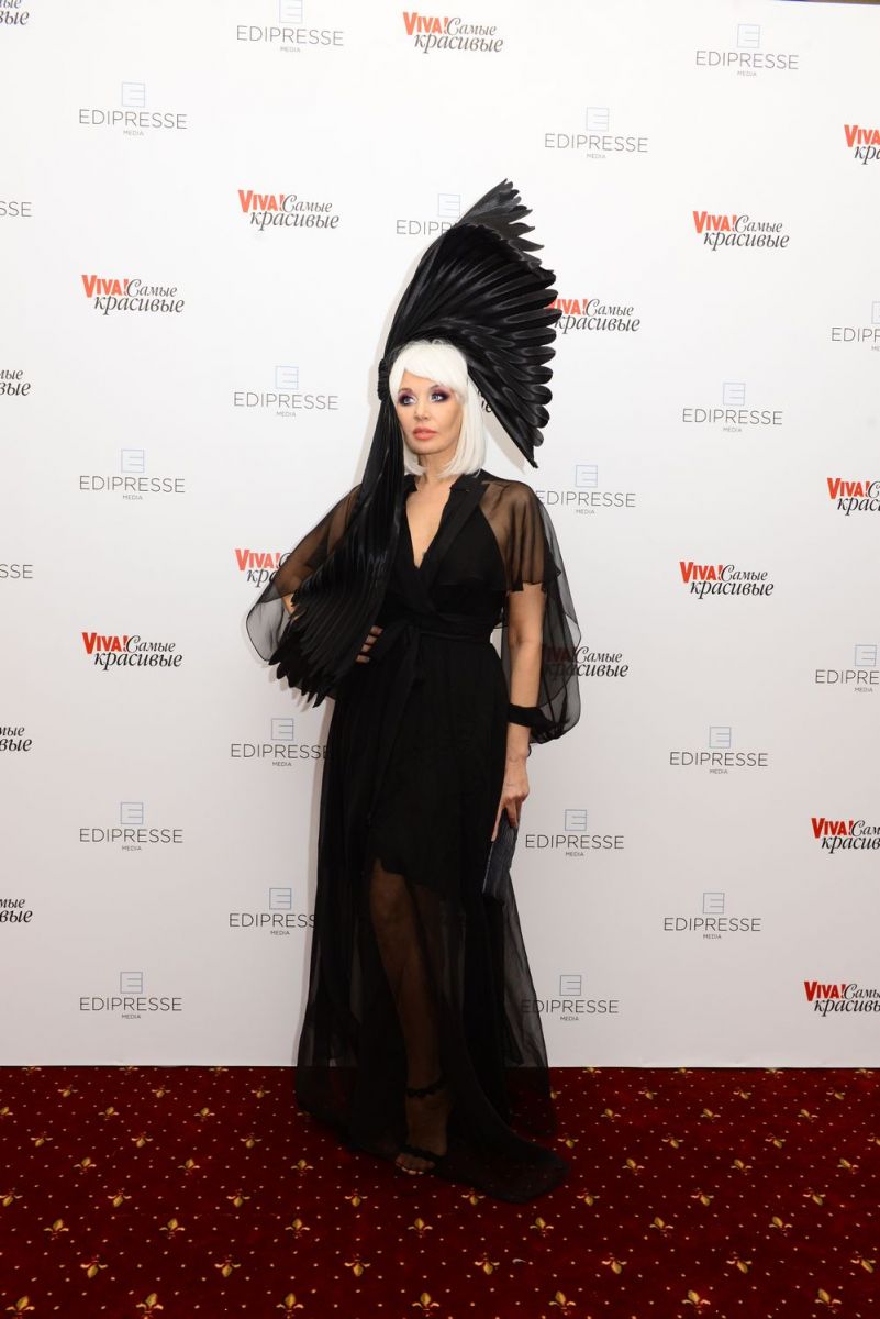 Гламурная птица: Светлана Вольнова восхитила публику необычным нарядом на &quot;Viva! Самые красивые&quot;