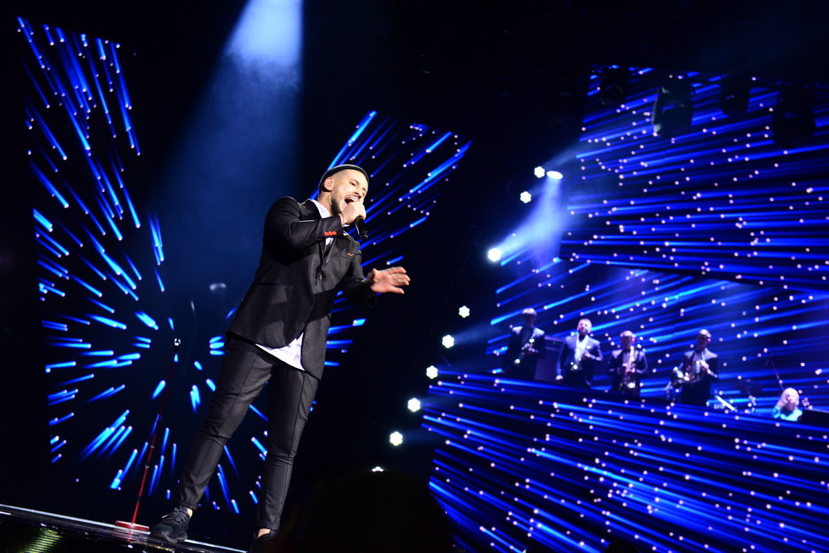 Alyosha и Kiev Tango Project, The Hardkiss и танцоры балета, эпатажные &laquo;Неангелы&raquo; и хор мальчиков: звездные дуэты на церемонии &laquo;Viva! Самые красивые-2017&raquo;