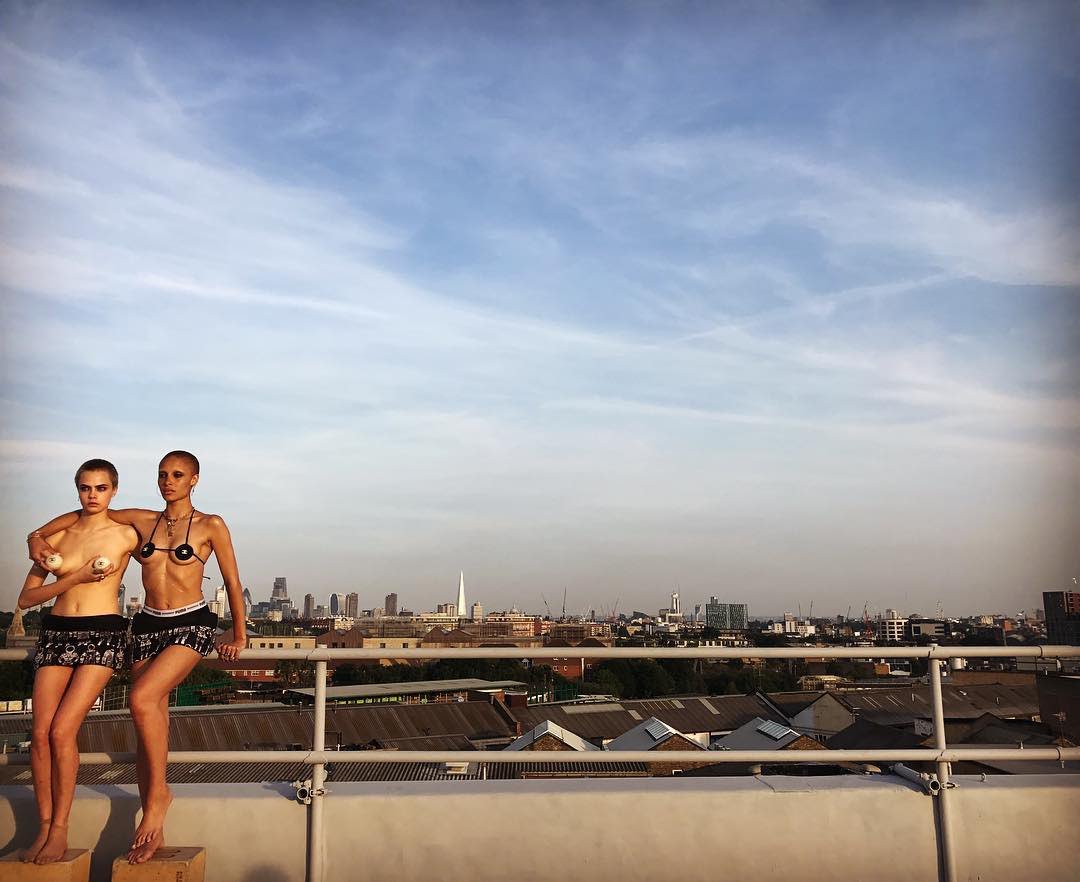 Смело и откровенно: Кара Делевинь снялась в обнаженной фотосессии с другой женщиной