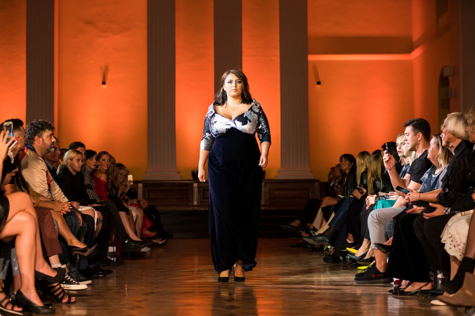 Андре Тан вывел на подиум девушек с фигурами plus-size