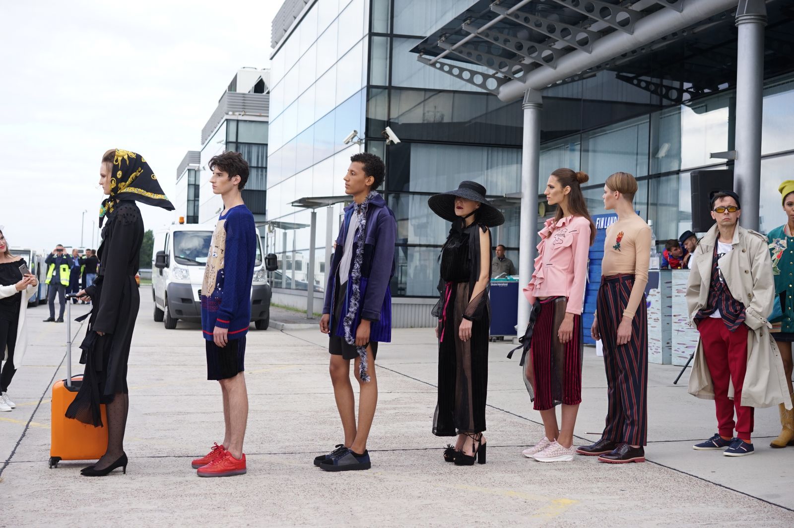 Звезды в аэропорту: репортаж о показе Жана Грицфельдта на взлетной полосе