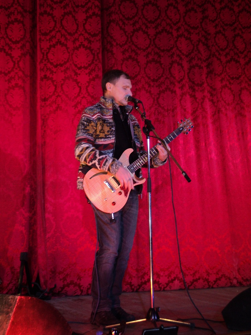 Украинские звезды отдали свои вышиванки ради солдат в зоне АТО