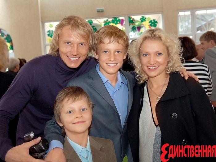 Кристина Гусина и Андрей Гусин с детьми