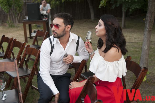 Невеста Виталия Козловского зацеловала его на свадьбе Дмитрия Ступки