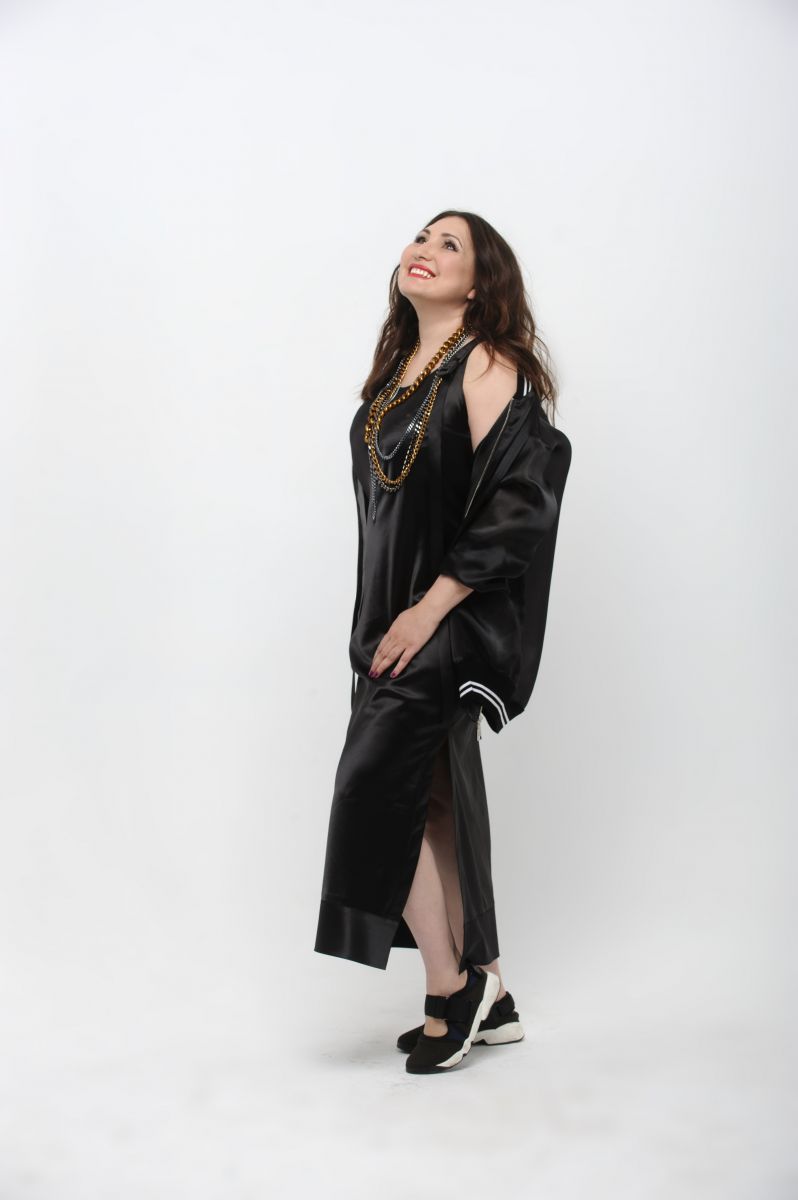 Светлана вошла в пятерку лучших fashion-байеров Украины, стала модным экспертом различных телевизионных программ, ее бутик - один из самых успешных в городе, к мнению Светланы Шевель прислушиваются тысячи модниц. "Обладать вкусом - значит обладать умением ценить прекрасное. Оно проявляется во вкусе самой жизни: в людях, местах, событиях, которым мы отдаем свое предпочтение. Достичь высокого вкуса можно только выбирая лучшее.&rdquo;   В 1994 году в городе Днепропетровск Светлана Шевель создала бренд Colette Fashion Group как объединение мультибрендовой модной одежды для украинских женщин. Она одна из первых начала сотрудничать и поставлять в Украину первые линии самых известных домов мод, таких как: Christian Dior, Paco Rabanne, Jean Claude Jitrois, Celine, Sonia Rykiel, Christian Lacroix, Valentino, Blumarine, Philipp Plein, Yves Solomon, William Sharp и многими другими.     Сегодня Colette Fashion Group - это не только бутик модной одежды, но и сердце украинского стиля, воплощение всех креативных идей современных дизайнеров, генератор красивых и оригинальных образов, высококвалифицированная команда стилистов, менеджеров и байеров, которые выбирают только самое лучшее для своих любимых клиентов!  Представленная коллекция воплощает свежие тренды и fashion-образы, с акцентами на женственность и сексуальность. Изюминкой коллекции стал новый для украинок стиль одежды - спортивный шик.  За комфорт и удобство в повседневной жизни спорт-шик уже давно полюбили американки, итальянки и француженки. Модные образы данного стиля насыщены экстравагантными тканями и материалами. Особенность спорт-шика - в комбинировании спортивных и гламурных вещей.