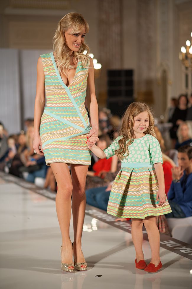 Знаменитые мамы вышли на подиум в рамках фэшн-показа Elena Burba