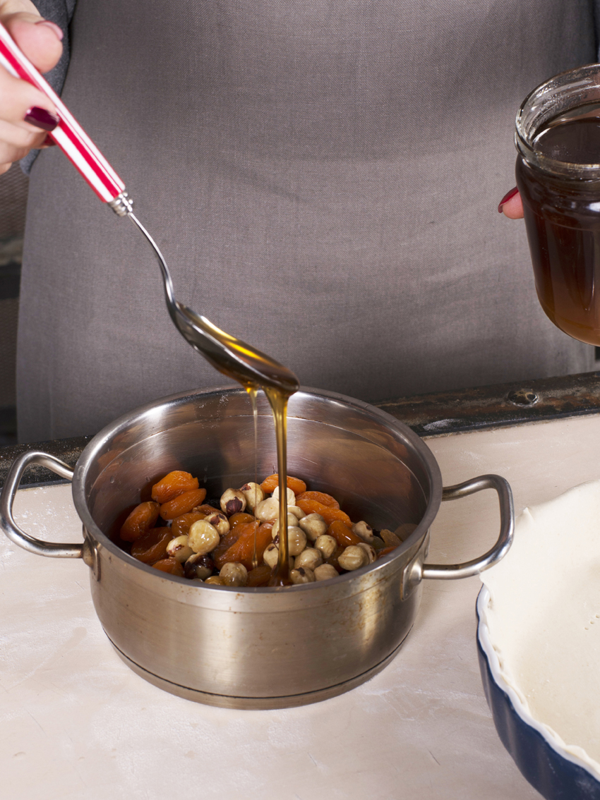 Готовим с Лилией Подкопаевой: рецепт открытого пирога с сухофруктами и медом