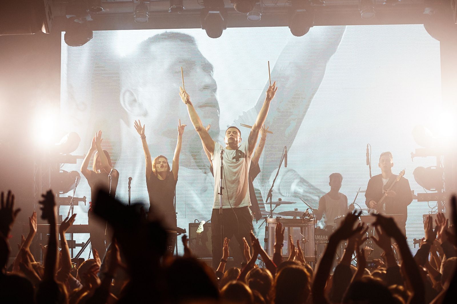 Друзья по сцене: представитель Украины на Евровидении-2017 Женя Галич выступил на концерте группы Kadnay