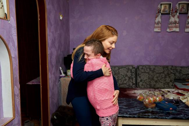 Объятия и слезы счастья: Тина Кароль осуществила мечту онкобольной девушки