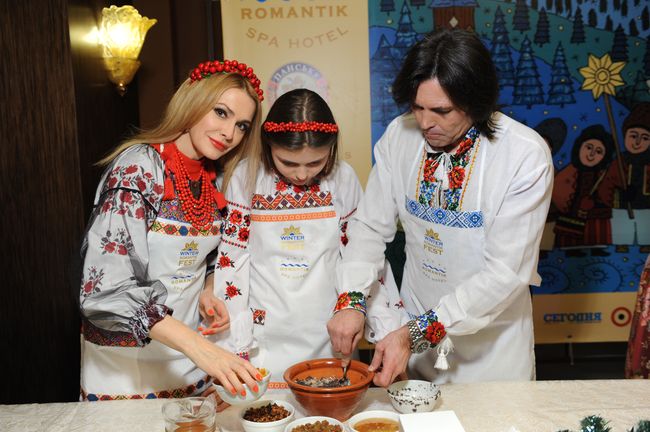 Ольга Сумская с мужем и дочерью готовят кутью