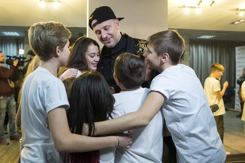 	Участники шоу "Голос.Діти-3" заобнимали Потапа на его юбилейном концерте с Настей Каменских