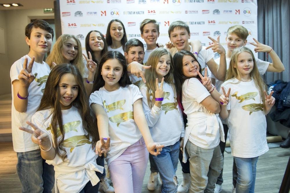 	Участники шоу "Голос.Діти-3" заобнимали Потапа на его юбилейном концерте с Настей Каменских