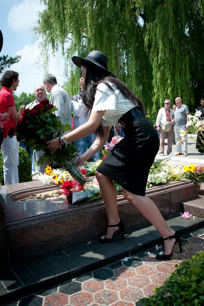 Мария Яремчук с братьями побывала на могиле отца
