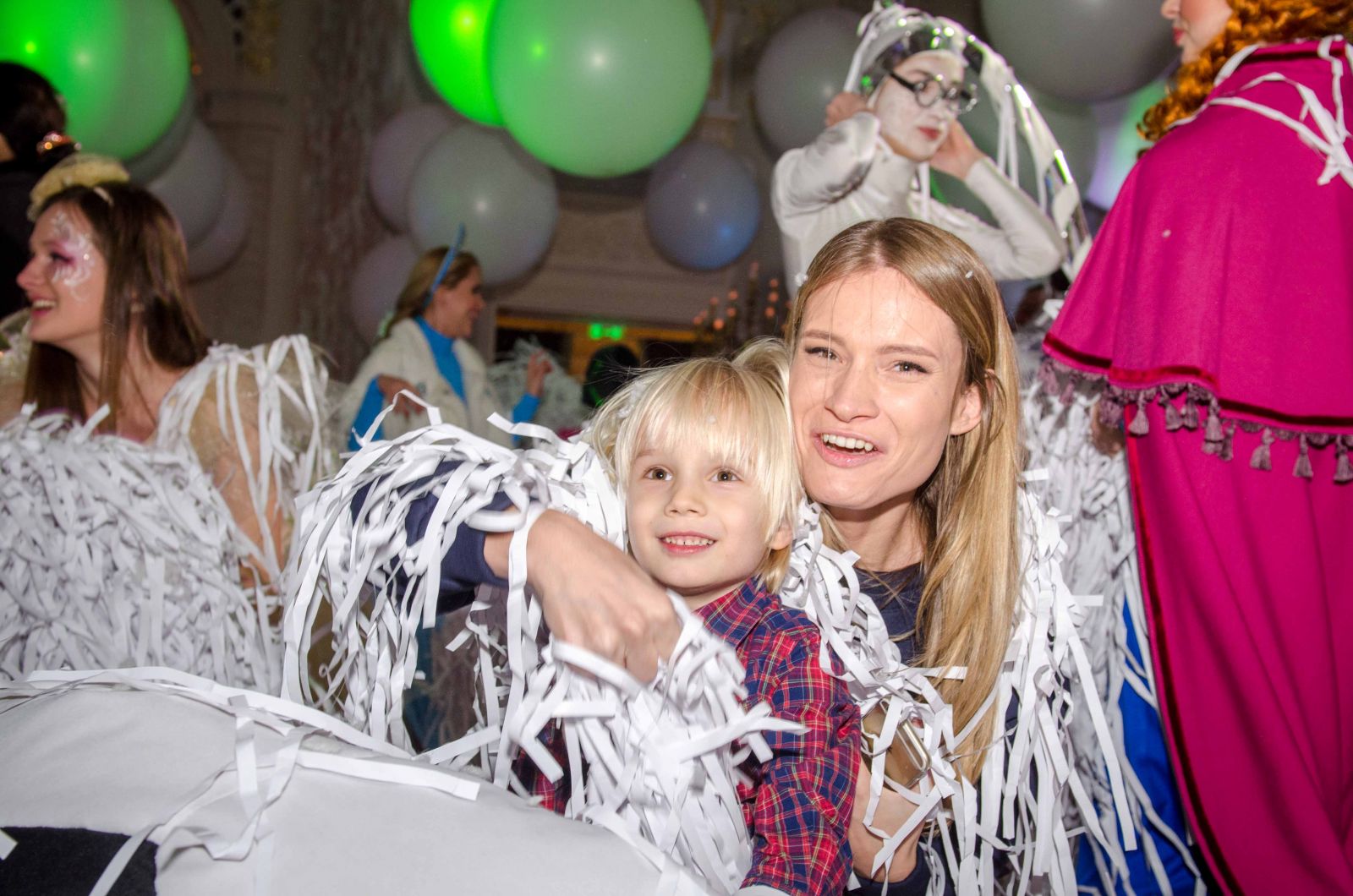 Ольга Фреймут с сестрой, мамой и дочкой сходили на новогодний праздник