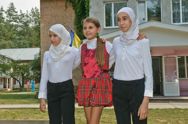 Андре Тан одел украинских детей-беженцев к 1 сентября