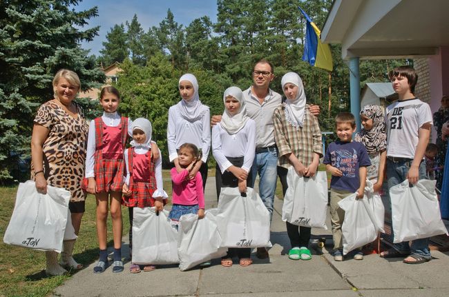 Андре Тан одел украинских детей-беженцев к 1 сентября