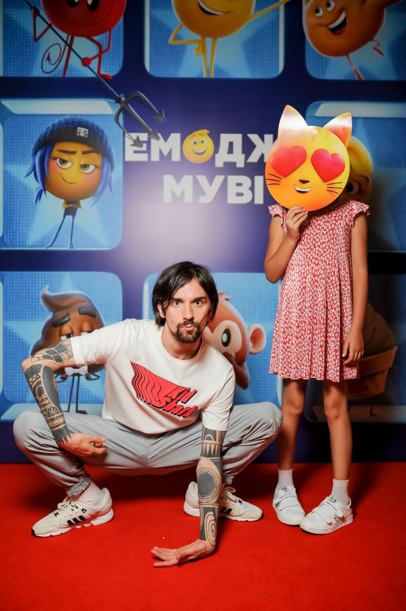 Оля Полякова сразила публику на премьере Эмоджи Муви