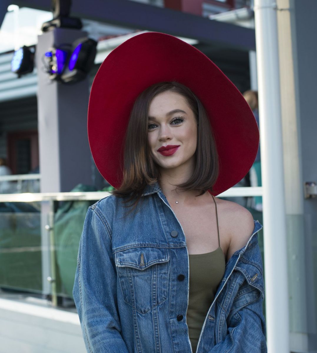 Облегающее платье и ярко-красная шляпа: Мария Яремчук восхитила ультрамодным образом на вечеринке Viva!