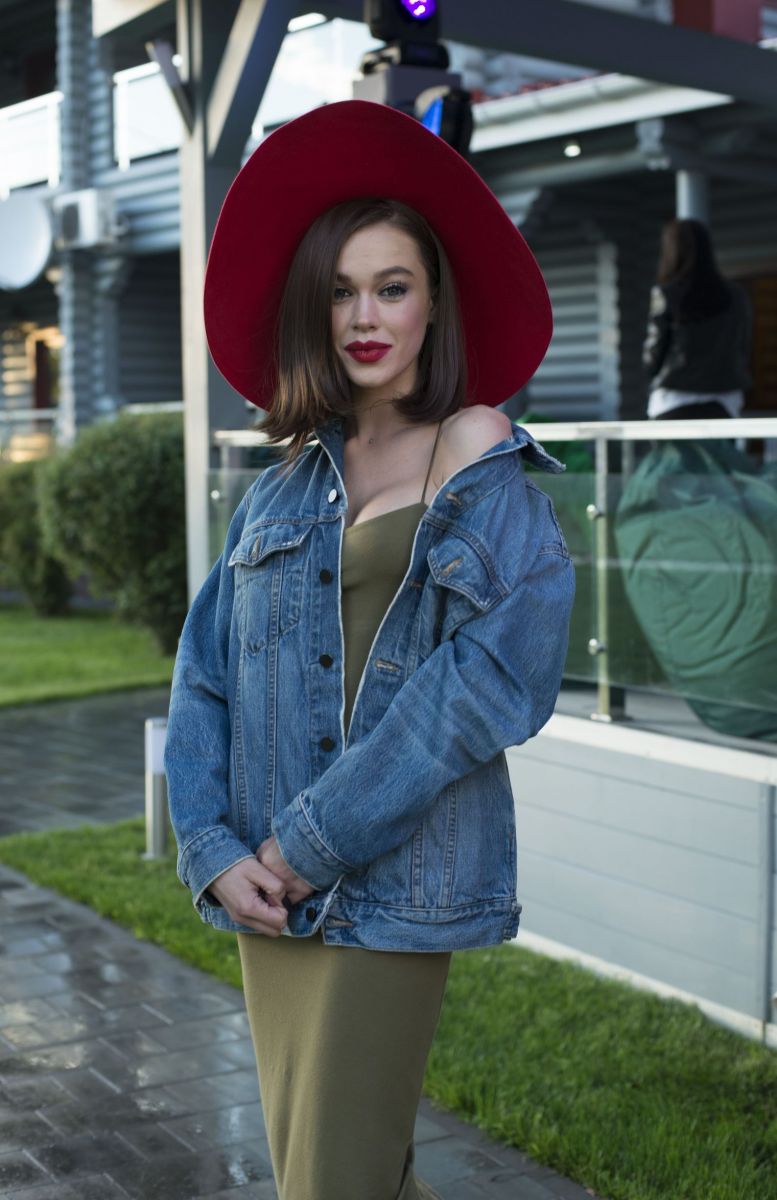 Облегающее платье и ярко-красная шляпа: Мария Яремчук восхитила ультрамодным образом на вечеринке Viva!