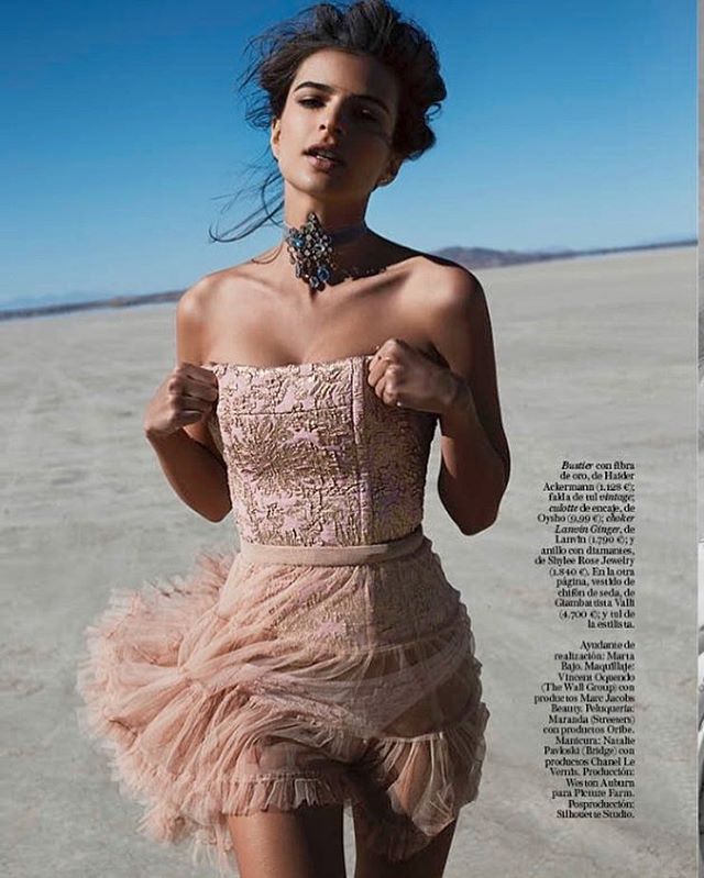 Сексуальная Эмили Ратаковски снялась в яркой фотосессии для испанского Vogue
