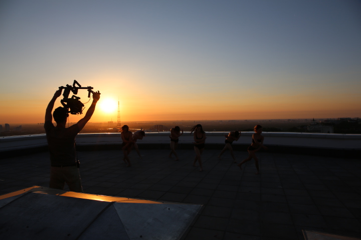 Александр Лещенко обнажился на крыше в Киеве