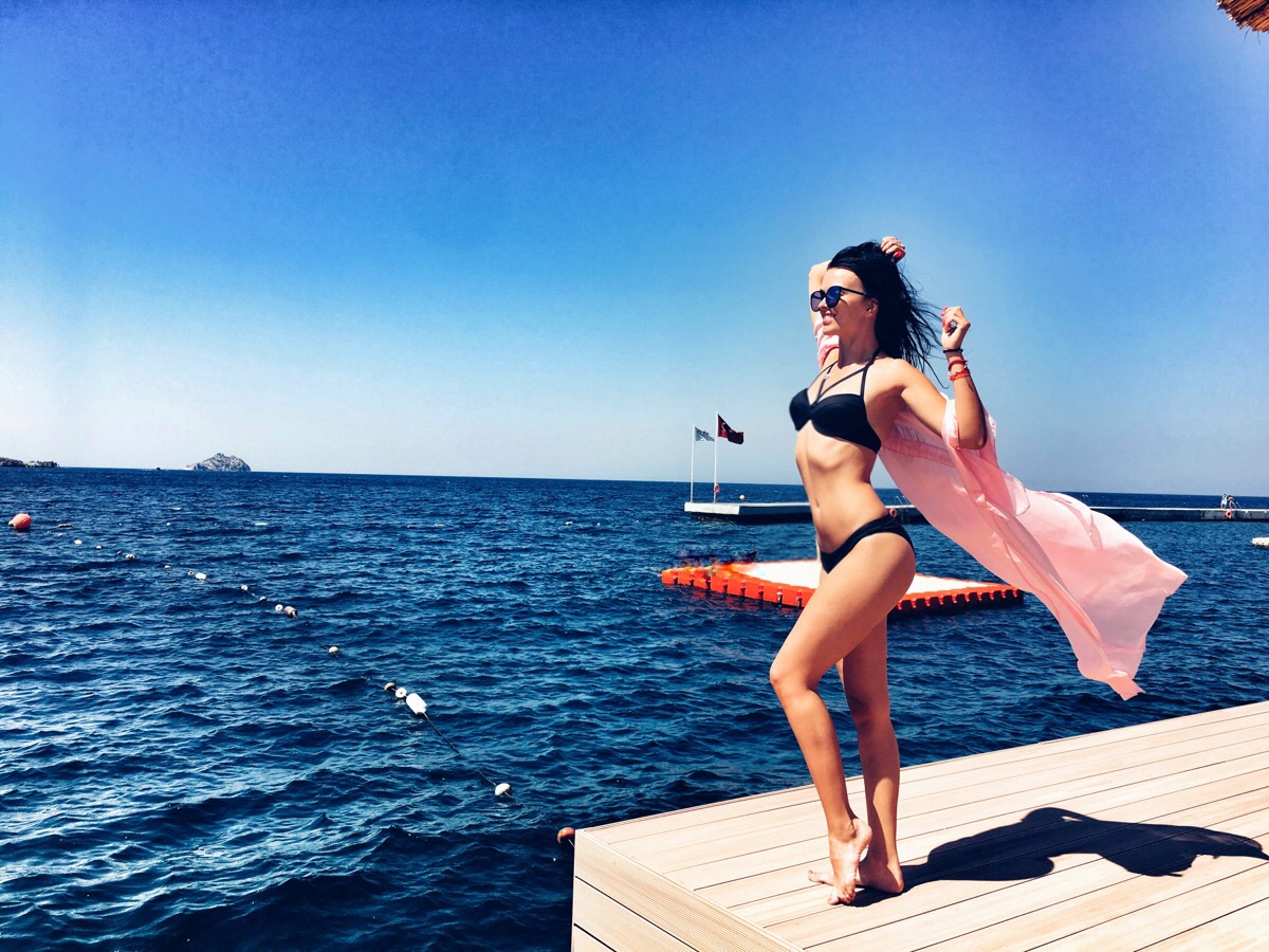 Брюнетка из A.R.M.I.A удивила пикантными фото