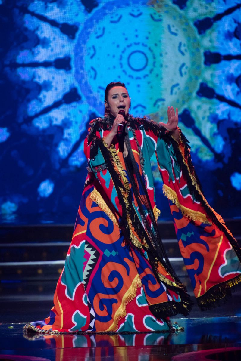 Новый "Вечерний Квартал": бунт мужчин и откровенные фото Зеленского