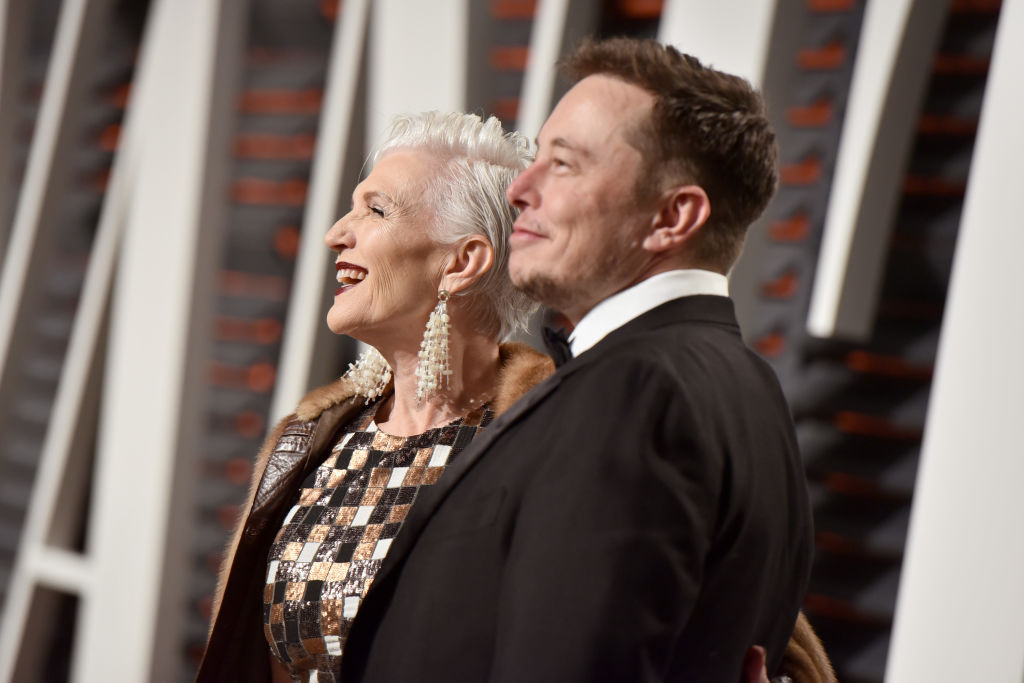 69-летняя мать Илона Маска стала лицом модного бренда