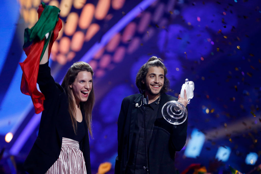 Исполняя песню победителя &quot;Евровидения&quot; Сальвадор Собрал вызвал на сцену свою сестру и спел вместе с ней