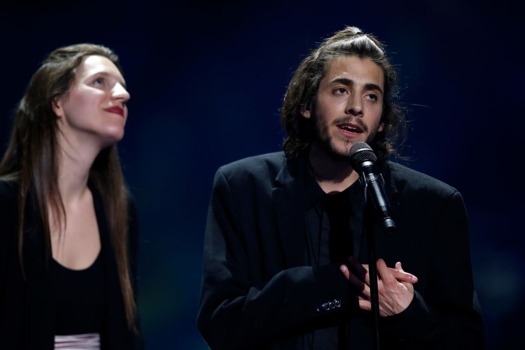 Исполняя песню победителя &quot;Евровидения&quot; Сальвадор Собрал вызвал на сцену свою сестру и спел вместе с ней