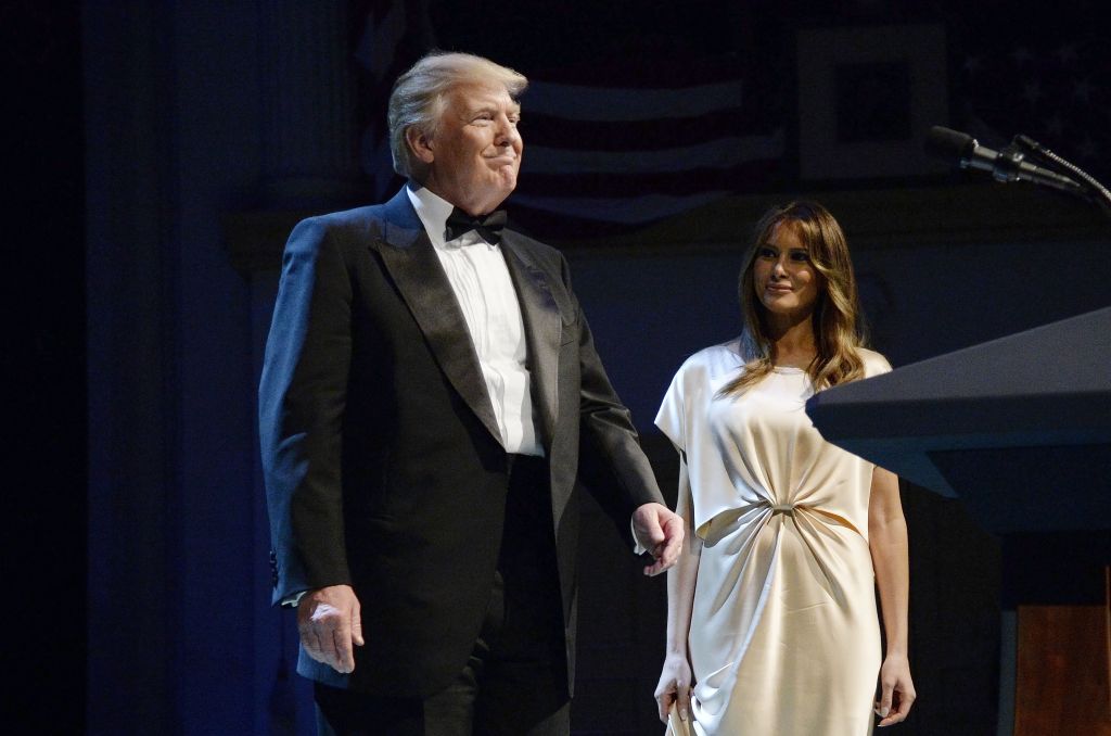Мелания Трамп восхищает публику в шелковом платье Monique Lhuillier