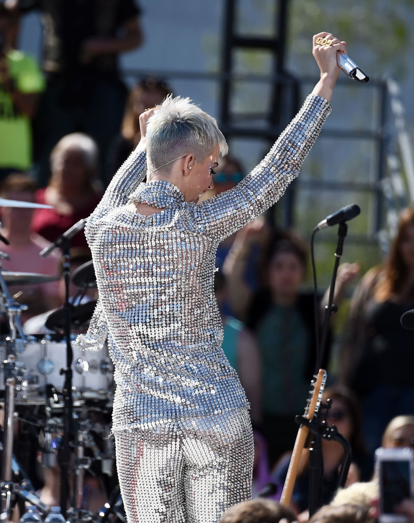 Короткие платиновые волосы и много блесток: Кэти Перри не узнать в новом эпатажном образе