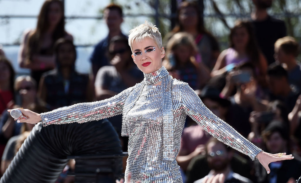 Короткие платиновые волосы и много блесток: Кэти Перри не узнать в новом эпатажном образе