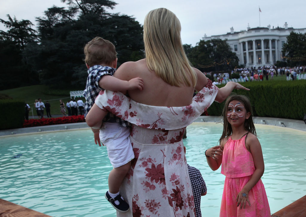 Все в сборе: Дональд, Мелания и Иванка Трамп с детьми на пикнике в Белом доме
