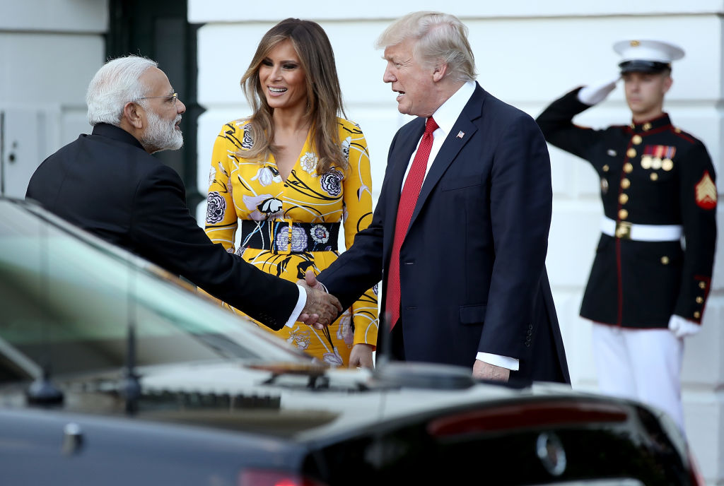 Яркий выход: Мелания Трамп подчеркнула идеальную фигуру желтым платьем в пол