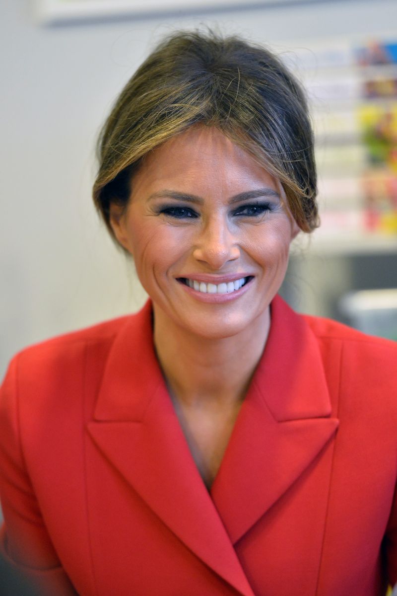 Время моды, а не политики: лучшие наряды Мелании Трамп 