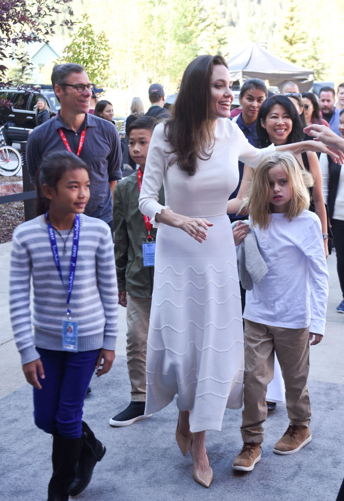 Редкий кадр: Анджелина Джоли сфотографировалась со всеми своими детьми
