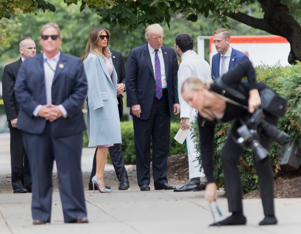 Скромный наряд: в чем Мелания Трамп пришла на церковную службу