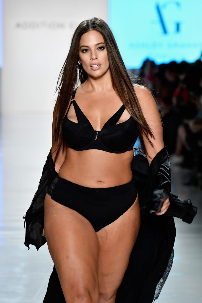 Неделя моды в Нью-Йорке: модель plus-size Эшли Грэм вышла на подиум в нижнем белье