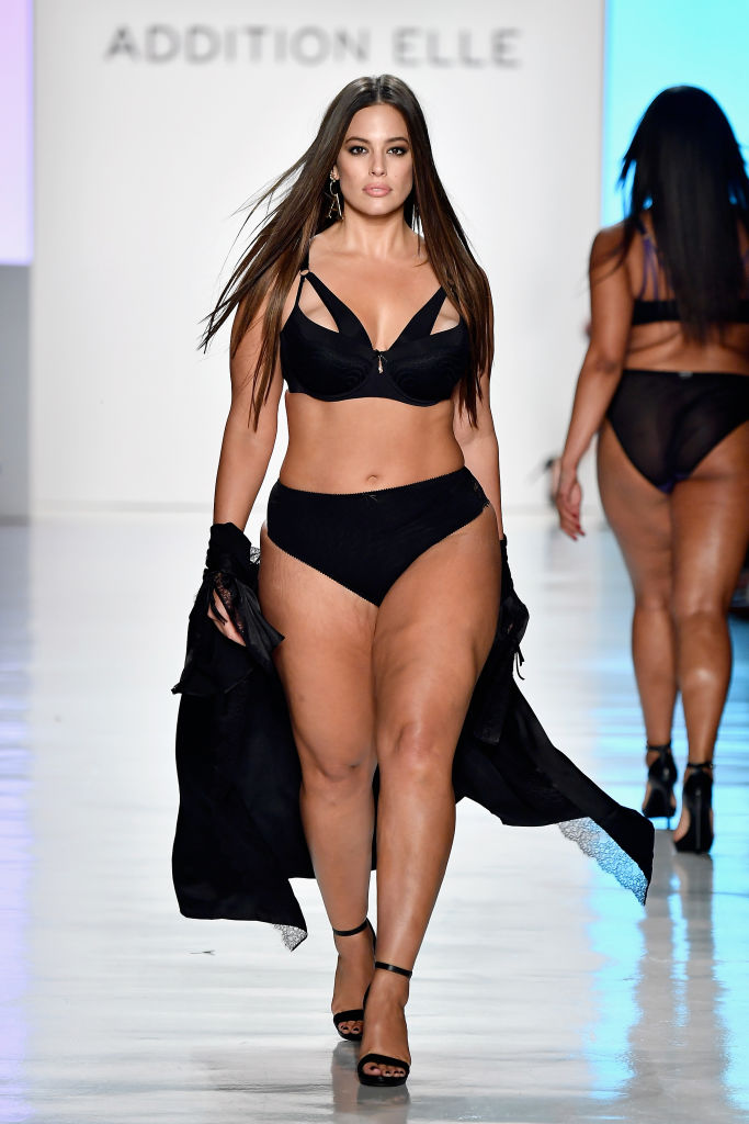 Неделя моды в Нью-Йорке: модель plus-size Эшли Грэм вышла на подиум в нижнем белье