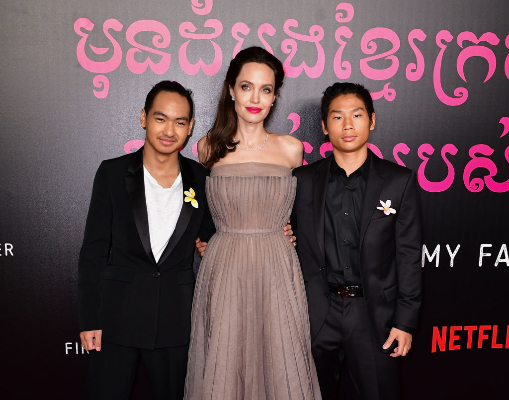 Словно принцесса: Анджелина Джоли покоряет нежным нарядом