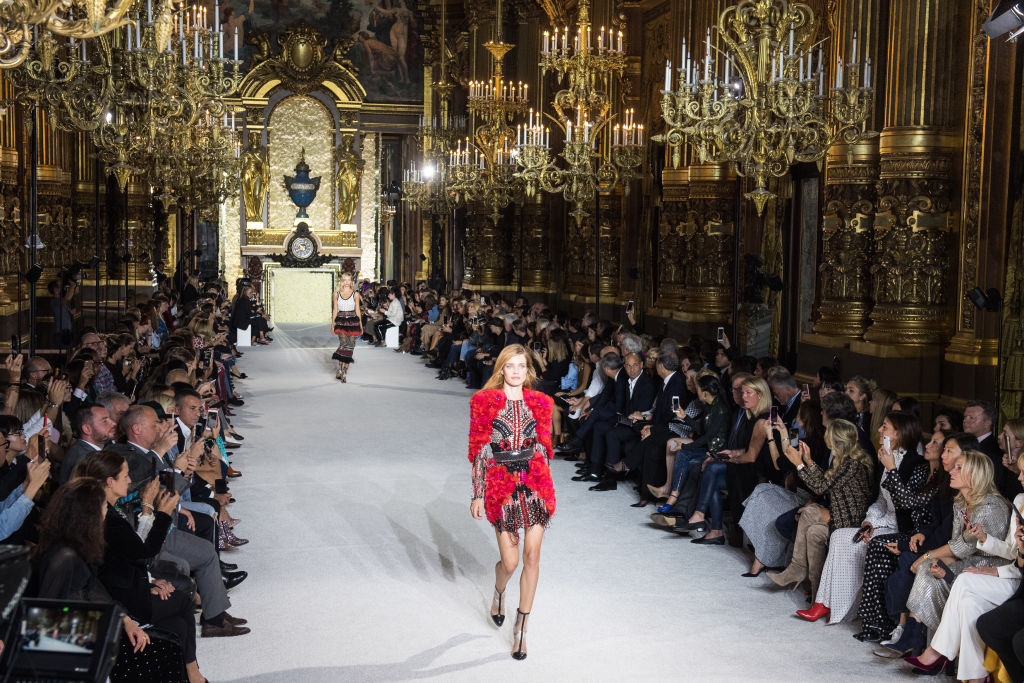 Парижский шик: Наталья Водянова блистает на показе Balmain