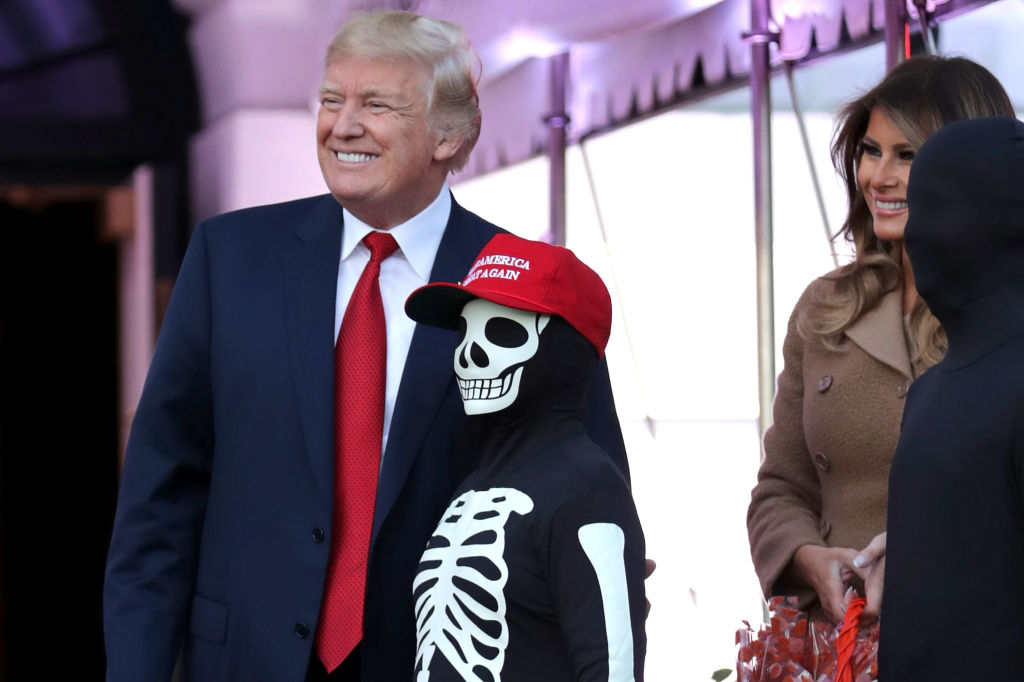 И улыбка, и удивление: эмоциональные выражения лица Мелании Трамп на празднике в честь Хэллоуина