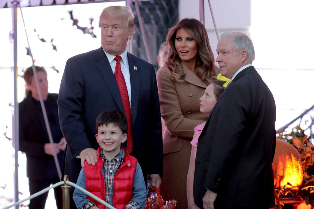 И улыбка, и удивление: эмоциональные выражения лица Мелании Трамп на празднике в честь Хэллоуина